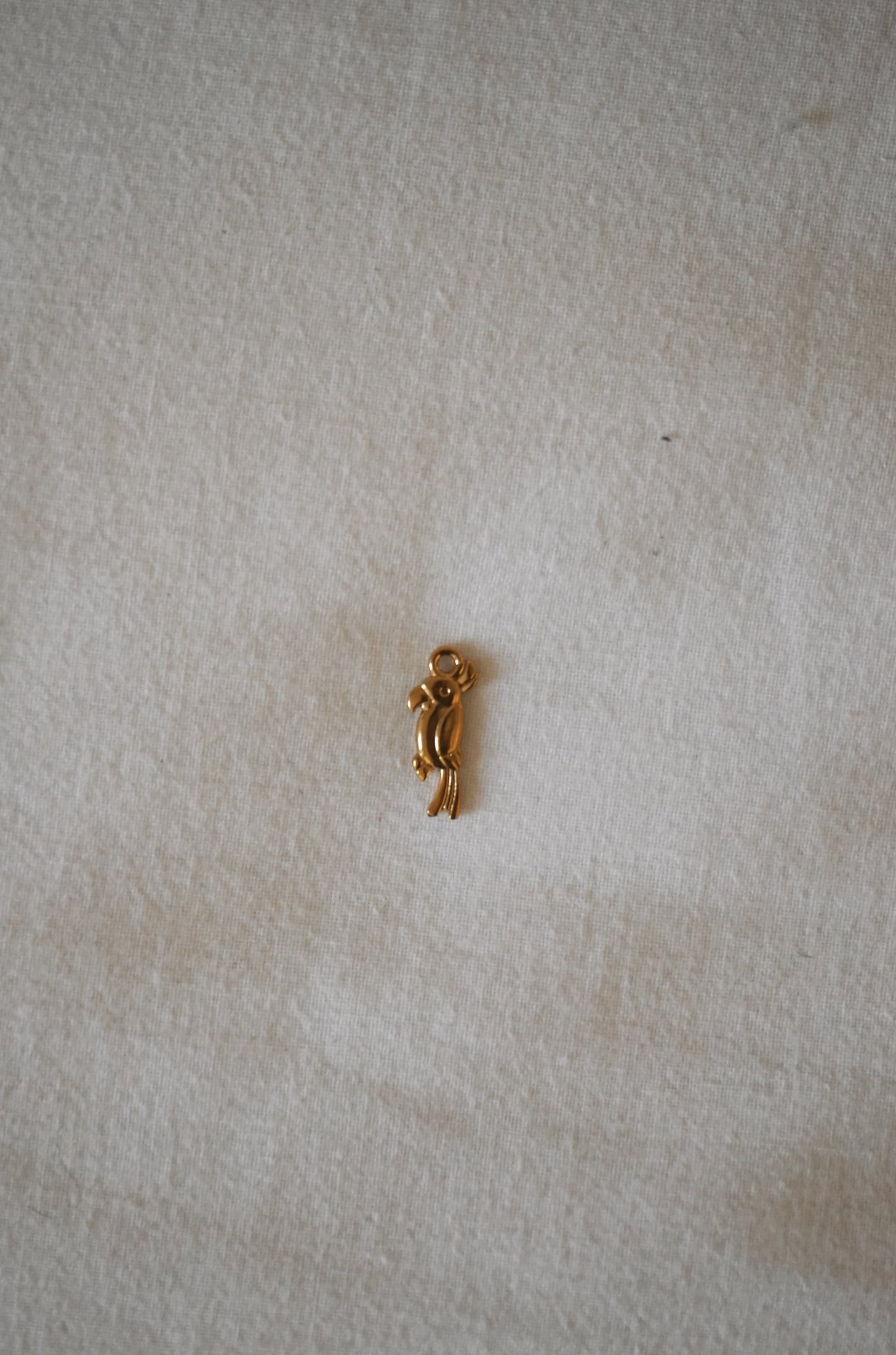 Charm perroquet doré