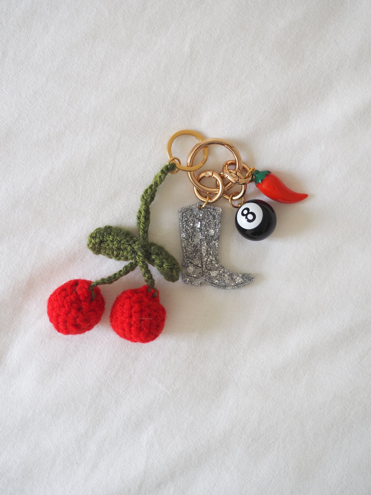 9/ Porte-clés Grigri noir et rouge