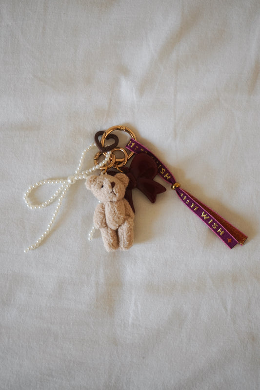 10/ Porte-clés Grigri bordeaux et ourson