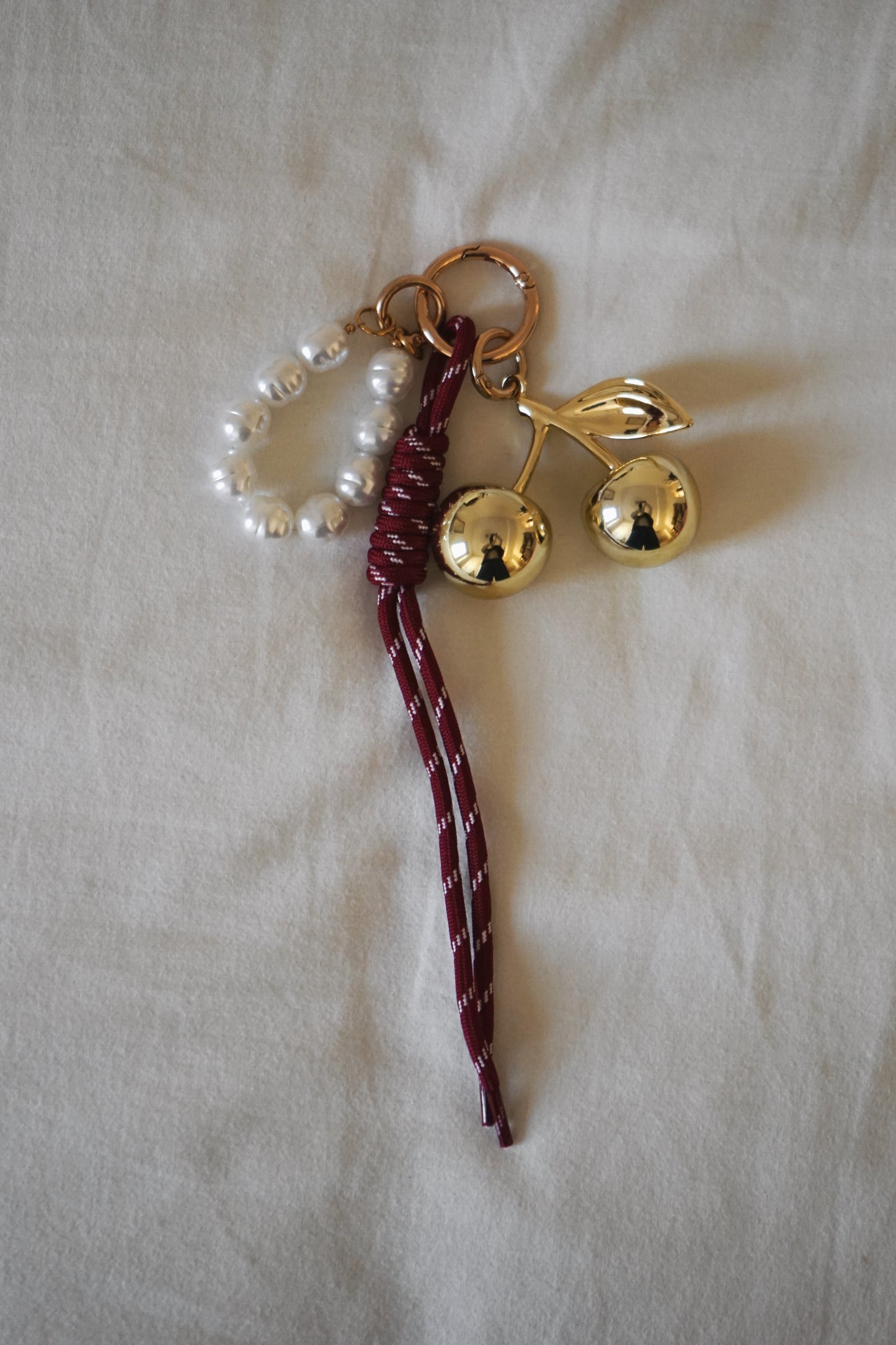 11/ Porte-clés Grigri cerise dorée