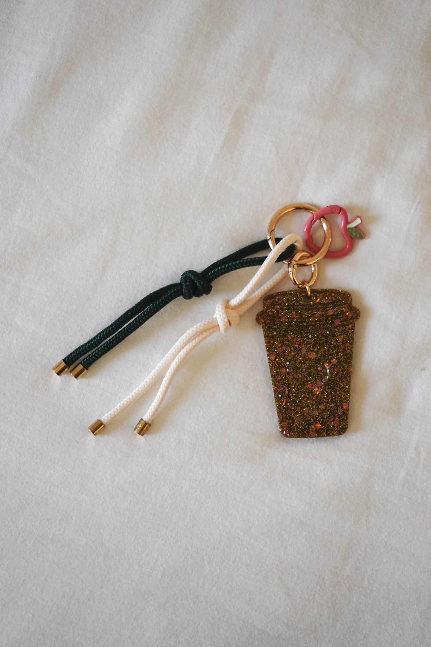 13/ Porte-clés Grigri pomme et cordons