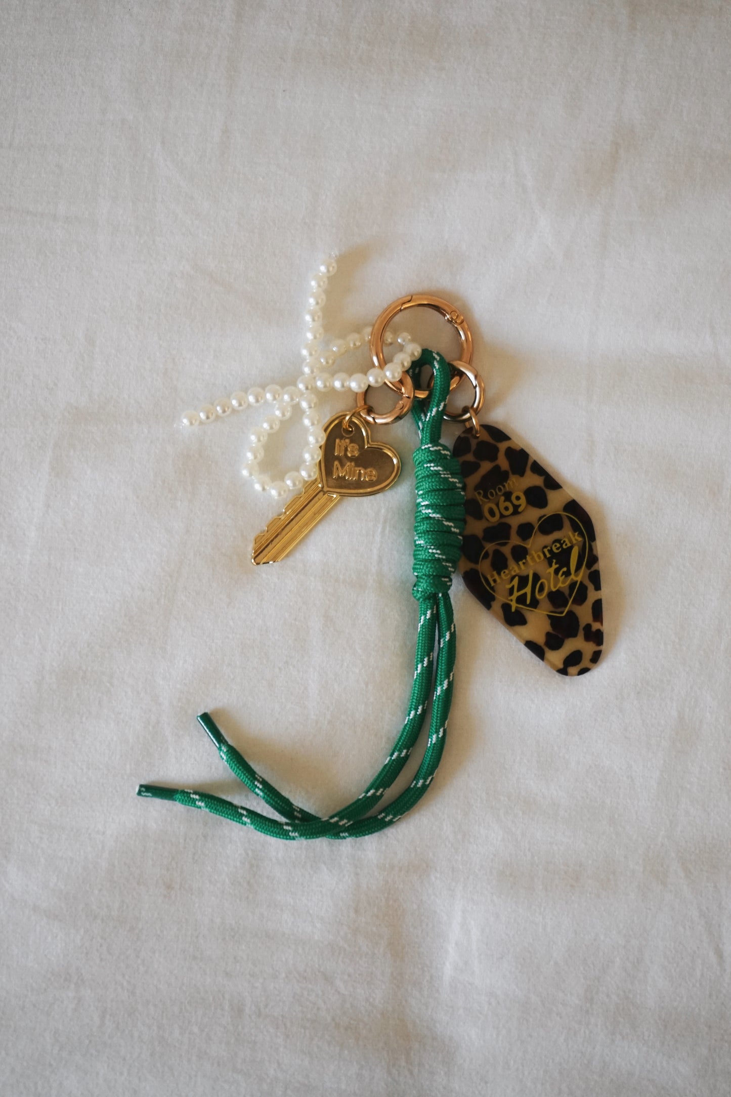 12/ Porte-clés Grigri vert et léopard